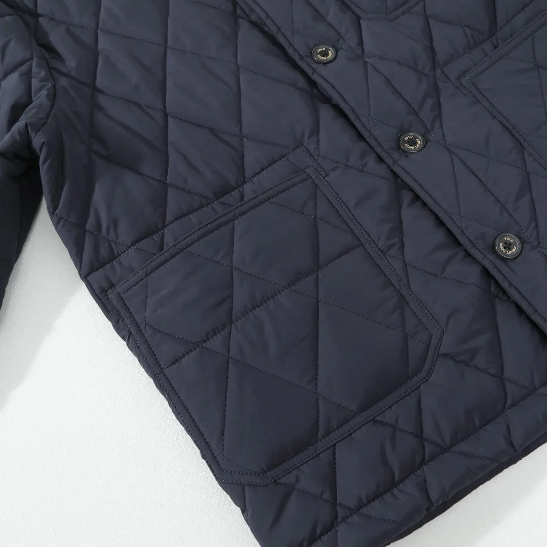 P370 #R50 Ralph Lauren/Ralph Lauren classic old money style workwear rhombus retro cotton jacket. Inspired by retro workwear, it reshapes the contemporary British style. Imported machine-pressed diamond quilting technology, every quilting line is accurately aligned, and the details are full of ingenuity; three-dimensional tailoring creates a neat H-shaped silhouette, and it can still remain light and straight when worn in multiple layers in autumn and winter. Customized metal buttons, low-key embellished textured corduroy lapel design, full of retro atmosphere, 37.5° temperature control black technology, breathable and moisture-proof, locks in temperature and sweat, waterproof and snow-proof fabric, no fear of bad weather, anti-run cotton patented technology, warm and soft, long-wearing without deformation, five high-end colors: navy | khaki | black | green | brown, easily suitable for commuting, leisure, and travel. Wearing one piece gives off a calm temperament of "old money style", and you can have both style and warmth in low-temperature weather.  Color: Navy blue, black, khaki, military green, brown Size: S M L